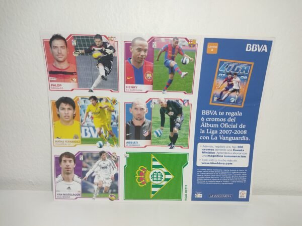 Fotografías del álbum oficial Panini Liga 2007-2008 que incluyen portada, índice, páginas interiores con espacios para cromos y láminas promocionales con futbolistas históricos de LaLiga como Casillas, Henry, Van Nistelrooy y Raúl.