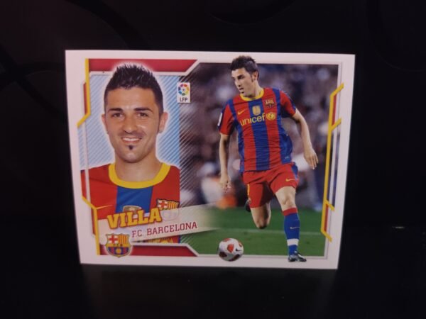 Cromo Colecciones Este de David Villa, FC Barcelona, últimos fichajes temporada 2010/11, con datos personales y trayectoria.
