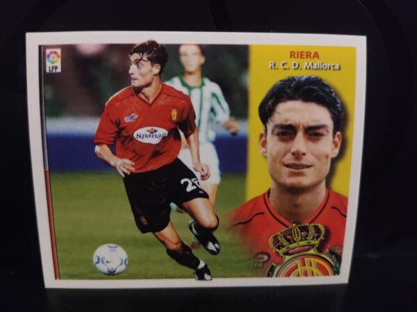 Cromos de jugadores de fútbol de la Liga Española (LaLiga) pertenecientes a diversas temporadas. Cada cromo muestra a un jugador en acción durante un partido o entrenamiento, acompañado de un retrato en primer plano, el nombre del jugador, su equipo y el escudo correspondiente. Los equipos representados incluyen clubes como Real Madrid, Atlético de Madrid, FC Barcelona, Sevilla FC, Real Zaragoza, Deportivo Alavés, Real Sociedad, Real Betis, RCD Mallorca, RC Deportivo, RC Celta, Villarreal CF, Racing de Santander, Real Valladolid y Athletic Club.