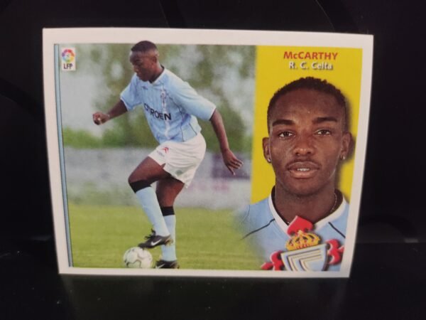 Cromos de jugadores de fútbol de la Liga Española (LaLiga) pertenecientes a diversas temporadas. Cada cromo muestra a un jugador en acción durante un partido o entrenamiento, acompañado de un retrato en primer plano, el nombre del jugador, su equipo y el escudo correspondiente. Los equipos representados incluyen clubes como Real Madrid, Atlético de Madrid, FC Barcelona, Sevilla FC, Real Zaragoza, Deportivo Alavés, Real Sociedad, Real Betis, RCD Mallorca, RC Deportivo, RC Celta, Villarreal CF, Racing de Santander, Real Valladolid y Athletic Club.
