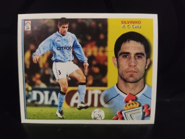 Cromos de jugadores de fútbol de la Liga Española (LaLiga) pertenecientes a diversas temporadas. Cada cromo muestra a un jugador en acción durante un partido o entrenamiento, acompañado de un retrato en primer plano, el nombre del jugador, su equipo y el escudo correspondiente. Los equipos representados incluyen clubes como Real Madrid, Atlético de Madrid, FC Barcelona, Sevilla FC, Real Zaragoza, Deportivo Alavés, Real Sociedad, Real Betis, RCD Mallorca, RC Deportivo, RC Celta, Villarreal CF, Racing de Santander, Real Valladolid y Athletic Club.