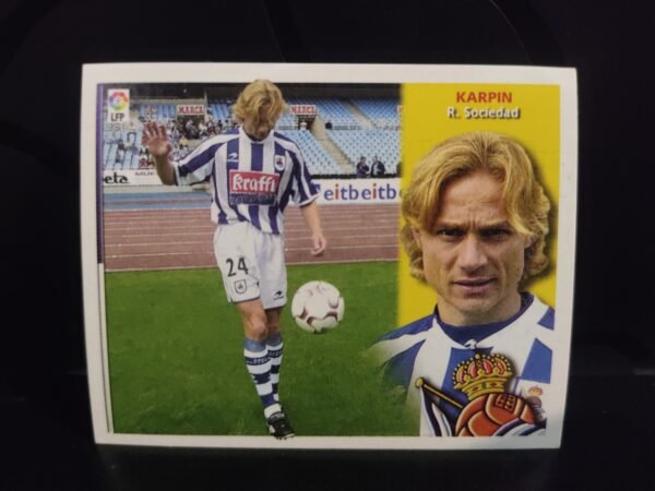 Cromos de jugadores de fútbol de la Liga Española (LaLiga) pertenecientes a diversas temporadas. Cada cromo muestra a un jugador en acción durante un partido o entrenamiento, acompañado de un retrato en primer plano, el nombre del jugador, su equipo y el escudo correspondiente. Los equipos representados incluyen clubes como Real Madrid, Atlético de Madrid, FC Barcelona, Sevilla FC, Real Zaragoza, Deportivo Alavés, Real Sociedad, Real Betis, RCD Mallorca, RC Deportivo, RC Celta, Villarreal CF, Racing de Santander, Real Valladolid y Athletic Club.