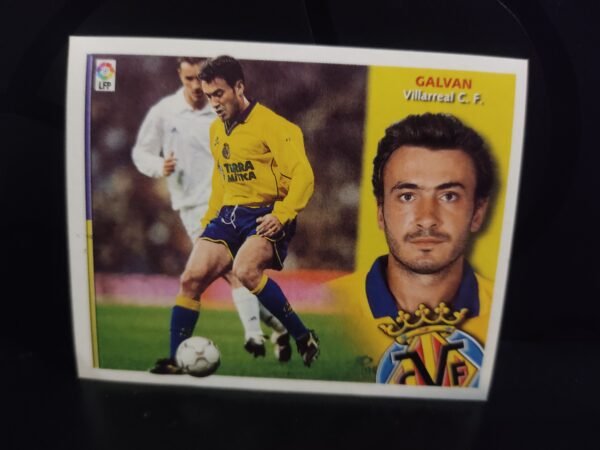 Cromos de jugadores de fútbol de la Liga Española (LaLiga) pertenecientes a diversas temporadas. Cada cromo muestra a un jugador en acción durante un partido o entrenamiento, acompañado de un retrato en primer plano, el nombre del jugador, su equipo y el escudo correspondiente. Los equipos representados incluyen clubes como Real Madrid, Atlético de Madrid, FC Barcelona, Sevilla FC, Real Zaragoza, Deportivo Alavés, Real Sociedad, Real Betis, RCD Mallorca, RC Deportivo, RC Celta, Villarreal CF, Racing de Santander, Real Valladolid y Athletic Club.