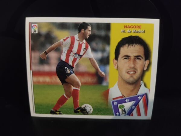Cromos de jugadores de fútbol de la Liga Española (LaLiga) pertenecientes a diversas temporadas. Cada cromo muestra a un jugador en acción durante un partido o entrenamiento, acompañado de un retrato en primer plano, el nombre del jugador, su equipo y el escudo correspondiente. Los equipos representados incluyen clubes como Real Madrid, Atlético de Madrid, FC Barcelona, Sevilla FC, Real Zaragoza, Deportivo Alavés, Real Sociedad, Real Betis, RCD Mallorca, RC Deportivo, RC Celta, Villarreal CF, Racing de Santander, Real Valladolid y Athletic Club.