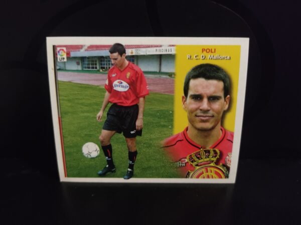 Cromos de jugadores de fútbol de la Liga Española (LaLiga) pertenecientes a diversas temporadas. Cada cromo muestra a un jugador en acción durante un partido o entrenamiento, acompañado de un retrato en primer plano, el nombre del jugador, su equipo y el escudo correspondiente. Los equipos representados incluyen clubes como Real Madrid, Atlético de Madrid, FC Barcelona, Sevilla FC, Real Zaragoza, Deportivo Alavés, Real Sociedad, Real Betis, RCD Mallorca, RC Deportivo, RC Celta, Villarreal CF, Racing de Santander, Real Valladolid y Athletic Club.