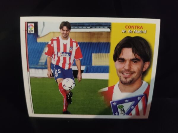 Cromos de jugadores de fútbol de la Liga Española (LaLiga) pertenecientes a diversas temporadas. Cada cromo muestra a un jugador en acción durante un partido o entrenamiento, acompañado de un retrato en primer plano, el nombre del jugador, su equipo y el escudo correspondiente. Los equipos representados incluyen clubes como Real Madrid, Atlético de Madrid, FC Barcelona, Sevilla FC, Real Zaragoza, Deportivo Alavés, Real Sociedad, Real Betis, RCD Mallorca, RC Deportivo, RC Celta, Villarreal CF, Racing de Santander, Real Valladolid y Athletic Club.
