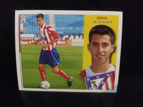 Cromos de jugadores de fútbol de la Liga Española (LaLiga) pertenecientes a diversas temporadas. Cada cromo muestra a un jugador en acción durante un partido o entrenamiento, acompañado de un retrato en primer plano, el nombre del jugador, su equipo y el escudo correspondiente. Los equipos representados incluyen clubes como Real Madrid, Atlético de Madrid, FC Barcelona, Sevilla FC, Real Zaragoza, Deportivo Alavés, Real Sociedad, Real Betis, RCD Mallorca, RC Deportivo, RC Celta, Villarreal CF, Racing de Santander, Real Valladolid y Athletic Club.