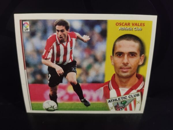 Cromos de jugadores de fútbol de la Liga Española (LaLiga) pertenecientes a diversas temporadas. Cada cromo muestra a un jugador en acción durante un partido o entrenamiento, acompañado de un retrato en primer plano, el nombre del jugador, su equipo y el escudo correspondiente. Los equipos representados incluyen clubes como Real Madrid, Atlético de Madrid, FC Barcelona, Sevilla FC, Real Zaragoza, Deportivo Alavés, Real Sociedad, Real Betis, RCD Mallorca, RC Deportivo, RC Celta, Villarreal CF, Racing de Santander, Real Valladolid y Athletic Club.