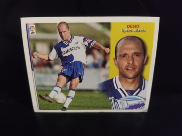 Cromos de jugadores de fútbol de la Liga Española (LaLiga) pertenecientes a diversas temporadas. Cada cromo muestra a un jugador en acción durante un partido o entrenamiento, acompañado de un retrato en primer plano, el nombre del jugador, su equipo y el escudo correspondiente. Los equipos representados incluyen clubes como Real Madrid, Atlético de Madrid, FC Barcelona, Sevilla FC, Real Zaragoza, Deportivo Alavés, Real Sociedad, Real Betis, RCD Mallorca, RC Deportivo, RC Celta, Villarreal CF, Racing de Santander, Real Valladolid y Athletic Club.