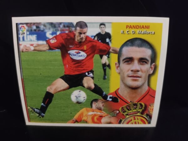 Cromos de jugadores de fútbol de la Liga Española (LaLiga) pertenecientes a diversas temporadas. Cada cromo muestra a un jugador en acción durante un partido o entrenamiento, acompañado de un retrato en primer plano, el nombre del jugador, su equipo y el escudo correspondiente. Los equipos representados incluyen clubes como Real Madrid, Atlético de Madrid, FC Barcelona, Sevilla FC, Real Zaragoza, Deportivo Alavés, Real Sociedad, Real Betis, RCD Mallorca, RC Deportivo, RC Celta, Villarreal CF, Racing de Santander, Real Valladolid y Athletic Club.