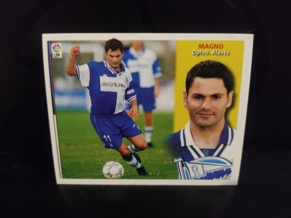 Cromos antiguos de fútbol español con imágenes de jugadores históricos en acción y en primer plano, pertenecientes a clubes como FC Barcelona, Real Betis, Deportivo Alavés, RCD Mallorca y Real Valladolid, correspondientes a diferentes temporadas de La Liga.