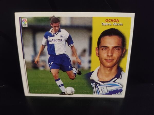 Cromos antiguos de fútbol español con imágenes de jugadores históricos en acción y en primer plano, pertenecientes a clubes como FC Barcelona, Real Betis, Deportivo Alavés, RCD Mallorca y Real Valladolid, correspondientes a diferentes temporadas de La Liga.