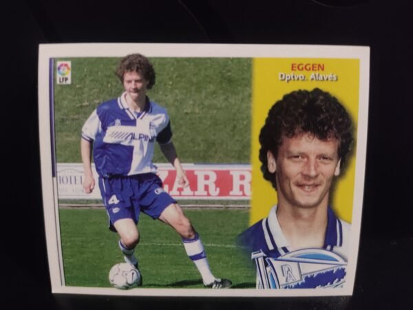 Cromos antiguos de fútbol español con imágenes de jugadores históricos en acción y en primer plano, pertenecientes a clubes como FC Barcelona, Real Betis, Deportivo Alavés, RCD Mallorca y Real Valladolid, correspondientes a diferentes temporadas de La Liga.