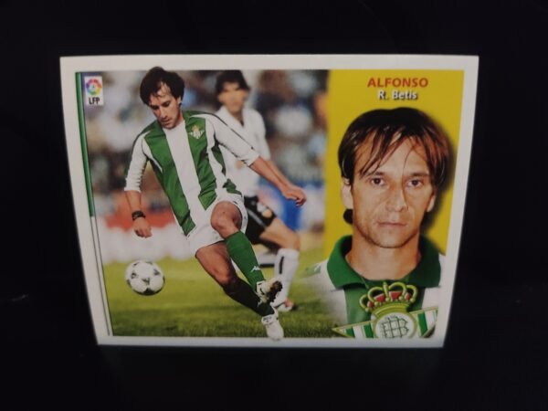 Cromos antiguos de fútbol español con imágenes de jugadores históricos en acción y en primer plano, pertenecientes a clubes como FC Barcelona, Real Betis, Deportivo Alavés, RCD Mallorca y Real Valladolid, correspondientes a diferentes temporadas de La Liga.