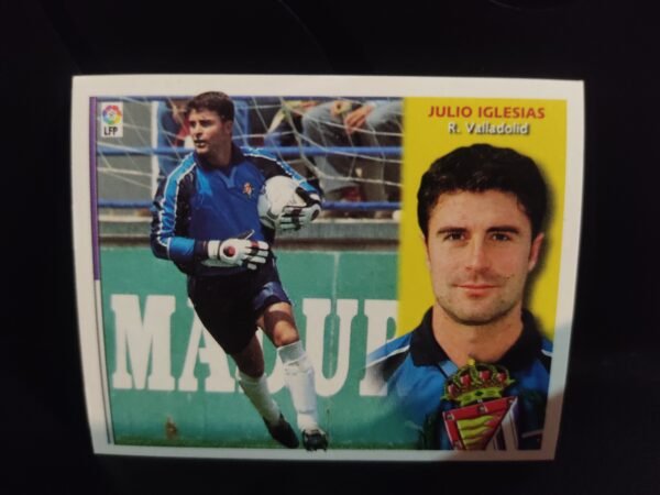 Lote de 8 cromos antiguos de fútbol de la Liga Española (La Liga), temporada 2000s, con jugadores de equipos emblemáticos como Real Madrid, FC Barcelona, RCD Espanyol, Real Valladolid y Deportivo de La Coruña. Cada cromo muestra una imagen del jugador en acción junto a un retrato con el escudo del club.