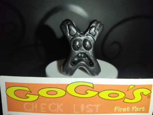 Fotografías de figuras coleccionables Gogo’s Crazy Bones Serie 1 en diversos colores y formas, exhibidas junto a una tarjeta de checklist con el logo oficial.