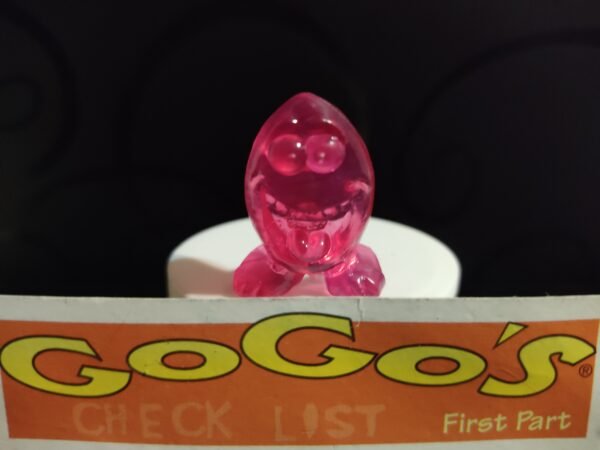 Fotografías de figuras coleccionables Gogo’s Crazy Bones Serie 1 en diversos colores y formas, exhibidas junto a una tarjeta de checklist con el logo oficial.