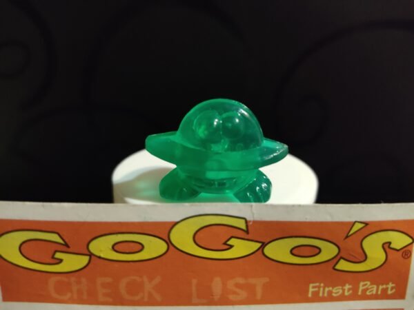 Fotografías de figuras coleccionables Gogo’s Crazy Bones Serie 1 en diversos colores y formas, exhibidas junto a una tarjeta de checklist con el logo oficial.