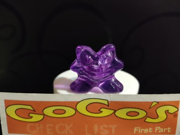 Fotografías de figuras coleccionables Gogo’s Crazy Bones Serie 1 en diversos colores y formas, exhibidas junto a una tarjeta de checklist con el logo oficial.