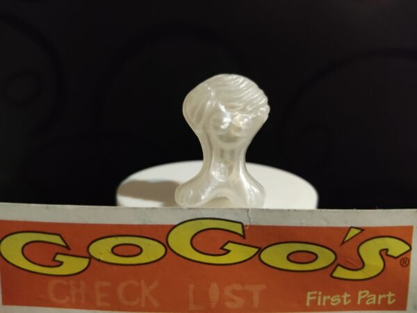 Fotografías de figuras coleccionables Gogo’s Crazy Bones Serie 1 en diversos colores y formas, exhibidas junto a una tarjeta de checklist con el logo oficial.