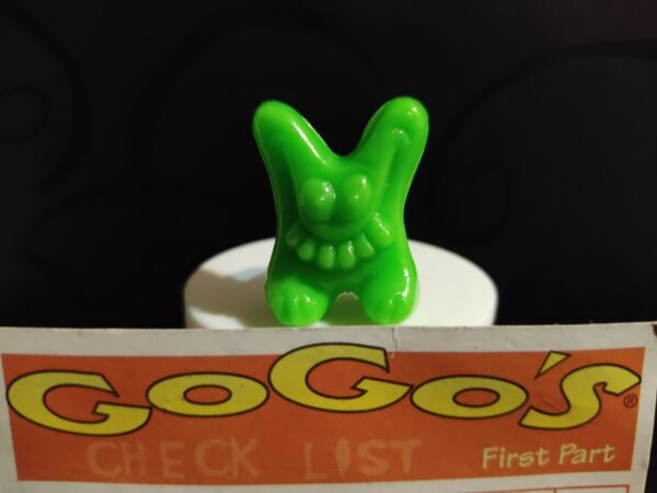 Fotografías de figuras coleccionables Gogo’s Crazy Bones Serie 1 en diversos colores y formas, exhibidas junto a una tarjeta de checklist con el logo oficial.
