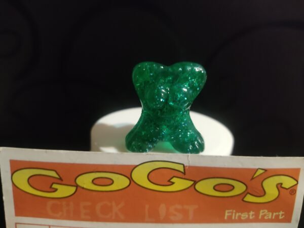 Fotografías de figuras coleccionables Gogo’s Crazy Bones Serie 1 en diversos colores y formas, exhibidas junto a una tarjeta de checklist con el logo oficial.