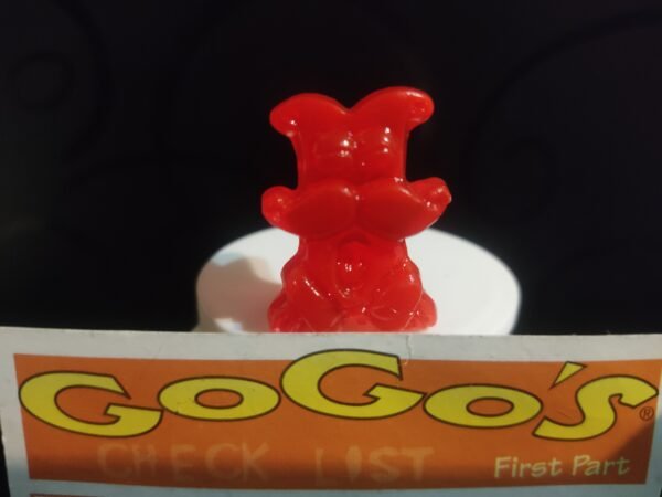 Fotografías de figuras coleccionables Gogo’s Crazy Bones Serie 1 en diversos colores y formas, exhibidas junto a una tarjeta de checklist con el logo oficial.