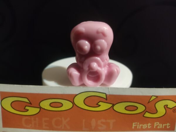 Fotografías de figuras coleccionables Gogo’s Crazy Bones Serie 1 en diversos colores y formas, exhibidas junto a una tarjeta de checklist con el logo oficial.