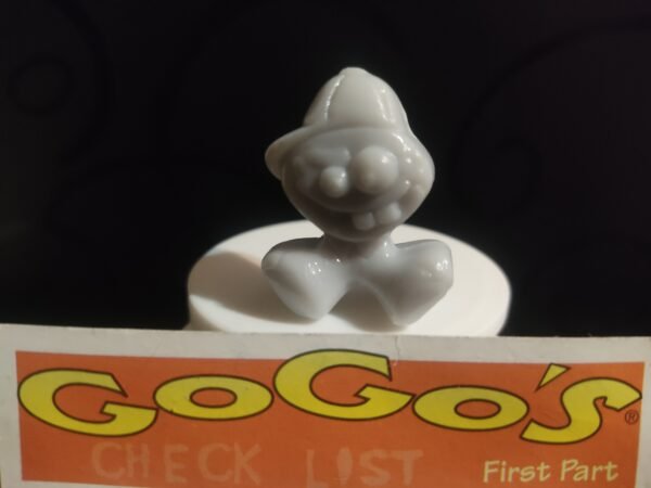 Fotografías de figuras coleccionables Gogo’s Crazy Bones Serie 1 en diversos colores y formas, exhibidas junto a una tarjeta de checklist con el logo oficial.