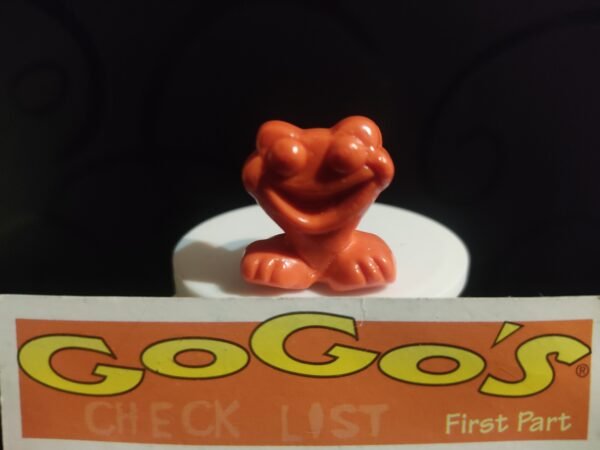Fotografías de figuras coleccionables Gogo’s Crazy Bones Serie 1 en diversos colores y formas, exhibidas junto a una tarjeta de checklist con el logo oficial.