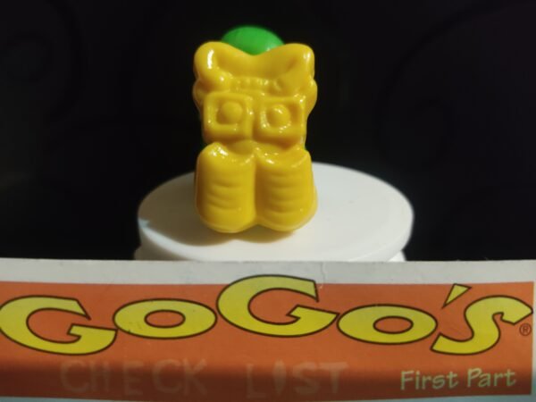 Fotografías de figuras coleccionables Gogo’s Crazy Bones Serie 1 en diversos colores y formas, exhibidas junto a una tarjeta de checklist con el logo oficial.
