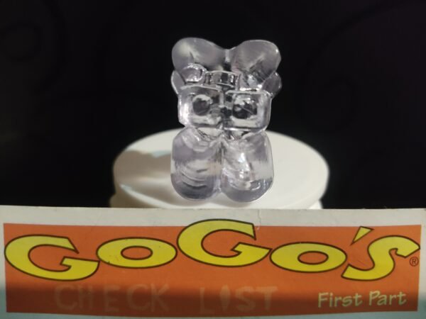 Fotografías de figuras coleccionables Gogo’s Crazy Bones Serie 1 en diversos colores y formas, exhibidas junto a una tarjeta de checklist con el logo oficial.