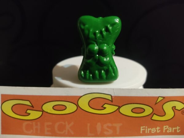Fotografías de figuras coleccionables Gogo’s Crazy Bones Serie 1 en diversos colores y formas, exhibidas junto a una tarjeta de checklist con el logo oficial.